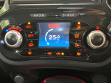 【オートエアコン】一度お好みの温度に設定すれば、車内の温度を検知し風量や温度を自動で調整。暑い&hellip;寒い&hellip;と何度もスイッチ操作をする必要はありません。快適な車内空間には必須の機能ですね♪