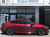 【BMWの伝統-3】BMWのお車は、&ldquo;駆け抜ける歓び&rdquo;を体現しております。走行の安定性とコーナリングの良さを追求し、思い通りにハンドルの操作可能です。