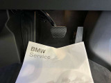 【ペダル】BMWはオルガン式アクセルペダルを採用しています。踏み込む足とペダルが同じ軌跡を描くため、かかとがずれにくく、アクセルコントロールがよりしやすくなるメリットがあります。