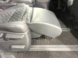 【オットマン付セカンドシート】足を延ばしてリラックスしたいときに便利なオットマン!ロングドライブや仮眠の際にもゆったり快適にお過ごしいただけます♪