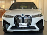 【BMWの伝統-1】BMWの特徴的な&ldquo;キドニーグリル&rdquo;は、80年以上続く伝統の形でございます。変わらないこだわりのデザインが、プレミアムブランド&ldquo;BMW&rdquo;を創り出します。