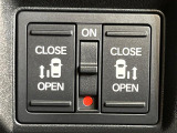 【両側パワースライドドア】スマートキーや運転席のスイッチで後席両側スライドドアの開閉が可能♪電動だから力を入れてドアを開ける必要が無く、小さなお子様でも簡単に開け閉めでき快適です♪