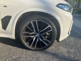 【BMWアロイホイル】軽量かつ強度に拘ったアロイホイル。走行性能ポテンシャルを引き出す設計。車の足元を引き締めてくれる大きなポイントはアロイホイルです。