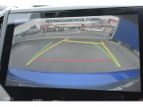 シフトレバーをリバースにすると連動してバックカメラ、サイドカメラ映像&バックセンサーに切り替わります。スイッチ一つでフロントカメラへの切り替えも出来ます