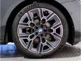 BMWの純正アロイホイールは軽量かつ強度にも優れているホイールで走行性能を引き上げる設計になっております。足元にもBMWは妥協がなくこだわっている個所になります。