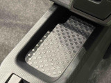 スマートフォンなどがスッキリ置けるセンターコンソールトレイです