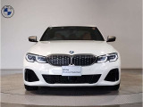 ☆BMWの代名詞とも言える【キドニーグリル】一目見ただけでBMW車であると認識できる確固たるアイコンとして存在感を放ちます☆