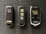 スマートキー付きですからドアロックの開閉およびエンジンスタートが楽々です。電動スライドドアの開け閉めもボタンで操作できます。加えて、リモコンエンジンスターター用の操作キー(社外品)もついています。