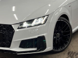 ●LEDハイビームが多数独立で存在し、ハイビーム時に対向車や前方を走る車の部分をロービームに切り替えが可能!!シーケンシャルウインカーも装備!!