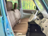運転席まわりには十分なスペースがあり、大柄な方でもゆったり運転していただける環境です。