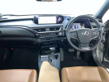 運転席は見やすく整理され、ナビも美しく装着され操作性にも優れています!