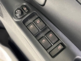 【電動格納ミラー】サイドミラーは電動格納式となっており、狭い駐車場でもキズがつくリスクを抑えられます。