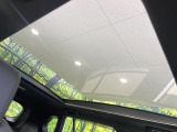 【ガラスルーフ】ガラスルーフ搭載で車内の解放感が一気にアップ!開放的なドライブをお楽しみいただけます。