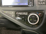 【オートエアコン】一度お好みの温度に設定すれば、車内の温度を検知し風量や温度を自動で調整。暑い&hellip;寒い&hellip;と何度もスイッチ操作をする必要はありません。快適な車内空間には必須の機能ですね♪
