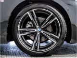 【BMWアロイホイル】軽量かつ強度に拘ったアロイホイル。走行性能ポテンシャルを引き出す設計。車の足元を引き締めてくれる大きなポイントはアロイホイルです。
