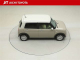 ディーラーオプションのフロアマットとドアバイザーを装着しています。運転席には、シートヒーターを内蔵しています。