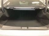 ゆったりとしたトランクルームでございます。たくさんのお荷物の車載が可能でございます。