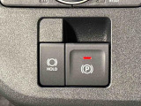 指先だけで簡単に操作が可能な電動パーキングブレーキを採用。「HOLD」スイッチを押すと、渋滞や信号待ちなどでブレーキペダルから足を離しても、ブレーキを保持するので安心です