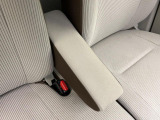【アームレスト】運転中の身体の負担を軽減してくれるアームレストを装備♪