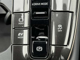 ★電動パーキングブレーキ★スイッチで作動・解除。「P」シフトで自動作動、「P」シフト以外にシフトで解除されるオート機能!