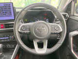 インテリアに合わせたデザインのステアリングは、運転される方のことも考え、運転しやすい形状、大きさです。是非一度、実際に触ってお確かめください。
