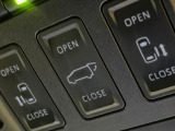 【パワーバックドア】スマートキーや運転席のボタンを押すだけでリアゲートが自動で開閉します!荷物を持っている時や、高い位置にあるバックドアを閉める際に便利な機能です♪