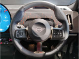 MINIの内装はとにかく『円』に拘ったデザインコンセプトが一目で伝わってきます。これほど円形に拘った車は他に御座いません。伝統のデザイン、トグルスイッチなど遊び心のある内装で御座います。