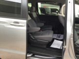 後席もゆったり乗車していただけます。アームレスト付です。