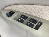 【電動格納ミラー】サイドミラーは電動格納式となっており、狭い駐車場でもキズがつくリスクを抑えられます。