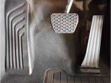 【ペダル】BMWはオルガン式アクセルペダルを採用しています。踏み込む足とペダルが同じ軌跡を描くため、かかとがずれにくく、アクセルコントロールがよりしやすくなるメリットがあります。