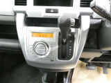 「AUTO」スイッチで車内の温度を一定に保ってくれるオートエアコン 快適装備の代名詞 もちろんマニュアル操作も可能ですよ