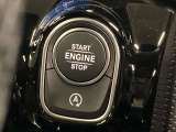 ステアリングボタンは、使いやすいデザインでございます。ステアリング付近のレバーや、ステアリングボタンで追従機能の操作も可能でございます。