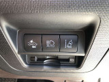 【TOYOTA SAFETY SENSE】 走行中に前方の車両等を認識し、衝突の可能性が有る時は警報音とブレーキで衝突回避と被害軽減をアシストしてくれます。安心してドライブをお楽しみいただけますね。