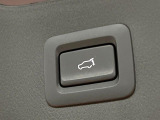 【パワーバックドア】スマートキーや運転席のボタンを押すだけでリアゲートが自動で開閉します!荷物を持っている時や、高い位置にあるバックドアを閉める際に便利な機能です♪