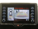 パノラミックビューモニター付きです。車両を上から見たような映像をディスプレイオーディオ画面に表示。運転席からの目視だけでは見にくい、車両周辺の状況をリアルタイムでしっかり確認できます。