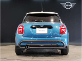 後ろからみても直ぐにMINIだとわかる丸みを帯びたデザインでございます。