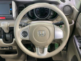 インテリアに合わせたデザインのステアリングは、運転される方のことも考え、運転しやすい形状、大きさです。是非一度、実際に触ってお確かめください。