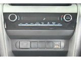 一度お好みの温度に設定すれば、車内の温度を検知し風量や温度を自動で調整。暑い&hellip;寒い&hellip;と何度もスイッチ操作をする必要はありません。快適な車内空間には必須の機能ですね
