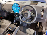 【機能的なコントロール・パネル】ドライバーがより直感的に操作できる様、コントローラーとスイッチ類を統合。きわめて高度な機能性と快適な操作フィーリングを実現しました☆