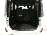 サードシートを格納すると大きな荷台スペースとなります サードシートを起こした状態でも荷物はもちろん詰めます 使用用途に応じてアレンジしてください