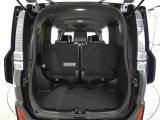 三列目シートは、折りたためますので大きなスペースが出来ちゃいます。キャンプ用品など大きな荷物もばっちり収納可能です♪