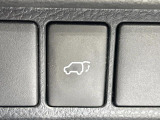 【パワーバックドア】スマートキーや運転席のボタンを押すだけでリアゲートが自動で開閉します!荷物を持っている時や、高い位置にあるバックドアを閉める際に便利な機能です♪