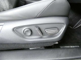 運転席のシート調整を電動で調整できます。無段階調整なので、どなたにもピッタリの調整が可能です。