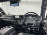 運転席まわりです。 各操作スイッチは使いやすい位置に配置されてます。