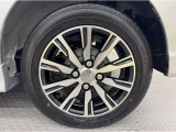 アルミホイール付き!「純正」なので車のデザインともマッチしています。お洒落は足元から。。。といいますから♪