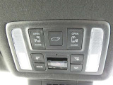電動スライドドアのスイッチで車内からもスライドドアの開閉ができます。イージークローザー機能で半ドアになることも防止してくれます。