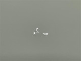 【ヘッドアップディスプレイ(HUD)】フロントウインドウガラスに走行情報を投影します。運転中の目線と重なるように表示されるので、少ない視線移動で速度が確認できるので、 ドライビングに集中できます!
