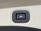 【パワーバックドア】スマートキーや運転席のボタンを押すだけでリアゲートが自動で開閉します!荷物を持っている時や、高い位置にあるバックドアを閉める際に便利な機能です♪