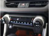 左右独立温度コントロールフルオートエアコンです。運転席、助手席それぞれで独立して温度設定ができます。冷え性の方が乗っても安心ですね♪