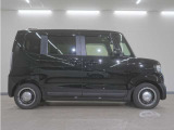 リアには左右スライドドアを採用。狭い駐車場でも開閉しやすく、強風の日でもドアが煽られにくくなっております。小さなお子さまやご年配の方も安心して乗り降りできます。